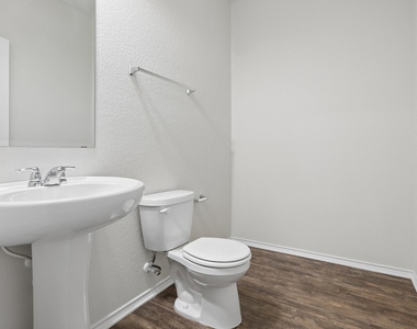709 Hummingbird Ln - Photo Thumbnail 4