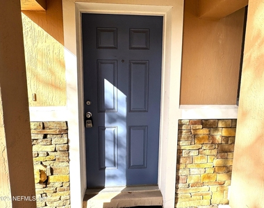 652 Crystal Way - Photo Thumbnail 1