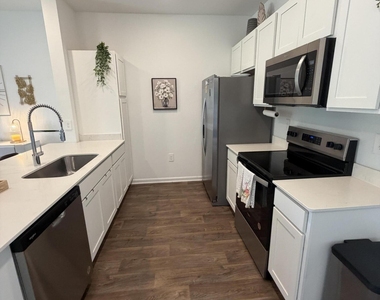 947 Rivertree Place - Photo Thumbnail 7