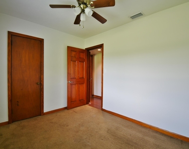 2101 Maple Leaf Drive E - Photo Thumbnail 9