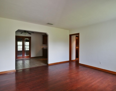 2101 Maple Leaf Drive E - Photo Thumbnail 2