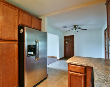 2101 Maple Leaf Drive E - Photo Thumbnail 7