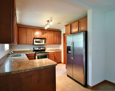 2101 Maple Leaf Drive E - Photo Thumbnail 4