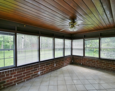 2101 Maple Leaf Drive E - Photo Thumbnail 17