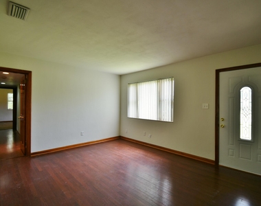 2101 Maple Leaf Drive E - Photo Thumbnail 3