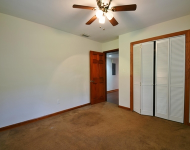 2101 Maple Leaf Drive E - Photo Thumbnail 11