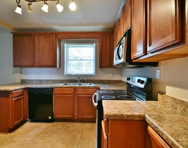 2101 Maple Leaf Drive E - Photo Thumbnail 6