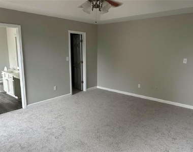 1133 Hawthorn Lane - Photo Thumbnail 8