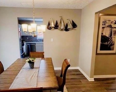 1133 Hawthorn Lane - Photo Thumbnail 2