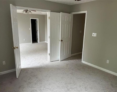1133 Hawthorn Lane - Photo Thumbnail 7