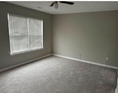 1133 Hawthorn Lane - Photo Thumbnail 4