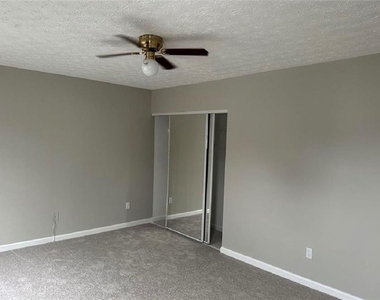 1133 Hawthorn Lane - Photo Thumbnail 5