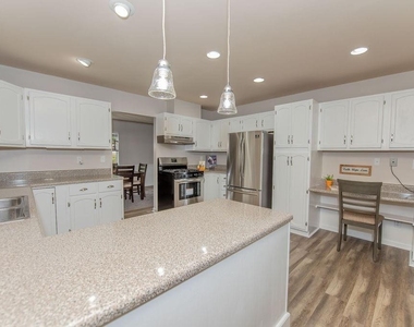180 Crabtree Drive W - Photo Thumbnail 5