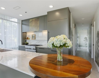 905 Juniper Street Ne - Photo Thumbnail 4