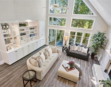 930 Manchester Place - Photo Thumbnail 9