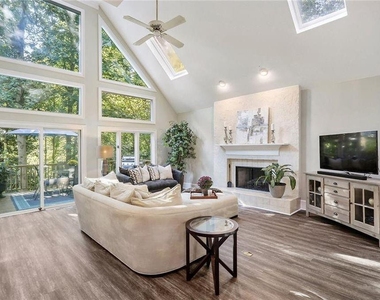 930 Manchester Place - Photo Thumbnail 6