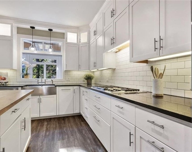930 Manchester Place - Photo Thumbnail 13