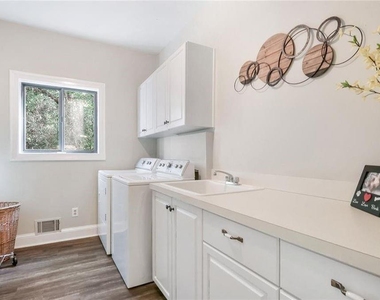 930 Manchester Place - Photo Thumbnail 16