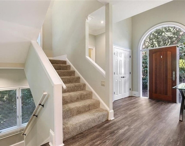 930 Manchester Place - Photo Thumbnail 3