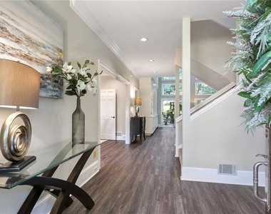 930 Manchester Place - Photo Thumbnail 2