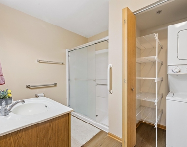 605 Barrington Avenue - Photo Thumbnail 12