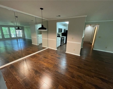 423 Warm Springs Circle - Photo Thumbnail 12