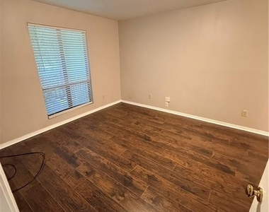 423 Warm Springs Circle - Photo Thumbnail 16