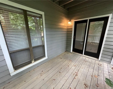 423 Warm Springs Circle - Photo Thumbnail 10