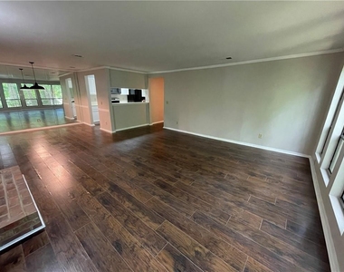 423 Warm Springs Circle - Photo Thumbnail 9