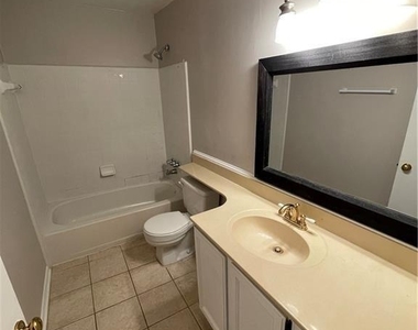 423 Warm Springs Circle - Photo Thumbnail 7
