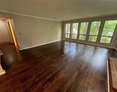 423 Warm Springs Circle - Photo Thumbnail 11
