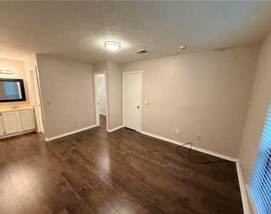 423 Warm Springs Circle - Photo Thumbnail 17