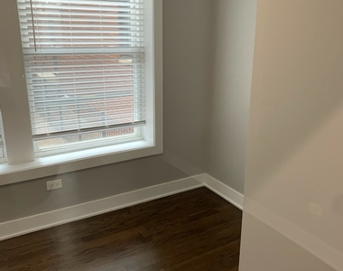 709 W Barry Avenue - Photo Thumbnail 8