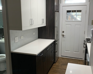709 W Barry Avenue - Photo Thumbnail 2
