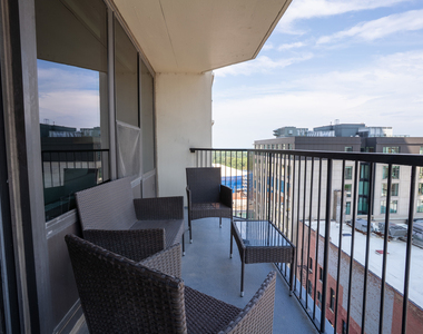 1560 N Sandburg Terrace - Photo Thumbnail 20