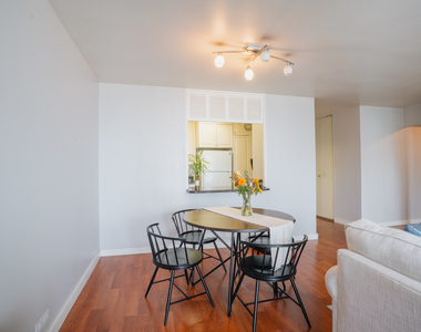 1560 N Sandburg Terrace - Photo Thumbnail 7