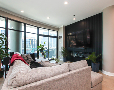 340 W Superior Street - Photo Thumbnail 11