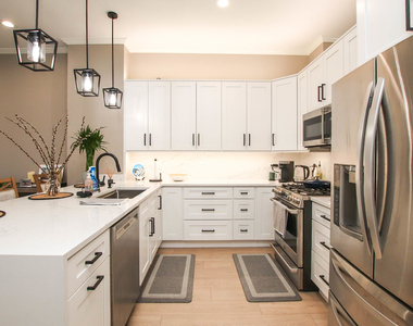 340 W Superior Street - Photo Thumbnail 4