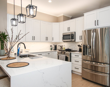 340 W Superior Street - Photo Thumbnail 3