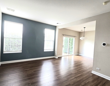 1809 Golden Gate Lane - Photo Thumbnail 3
