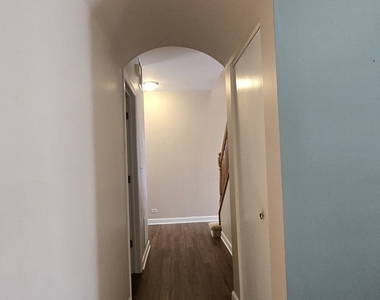 1809 Golden Gate Lane - Photo Thumbnail 4