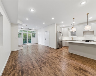 1046 W Fulton Market - Photo Thumbnail 1