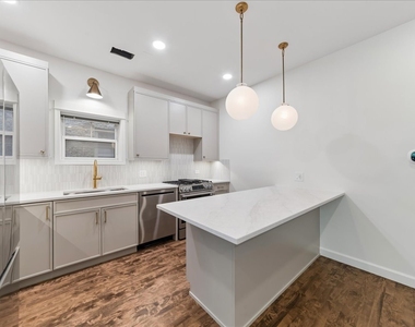 1046 W Fulton Market - Photo Thumbnail 2