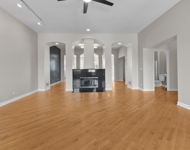 111 E Van Buren Street - Photo Thumbnail 5