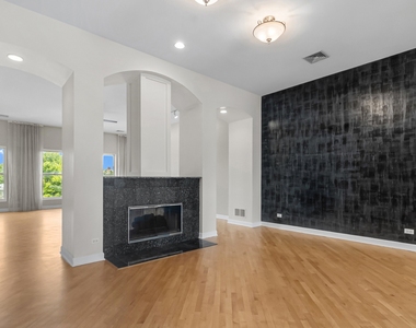 111 E Van Buren Street - Photo Thumbnail 6