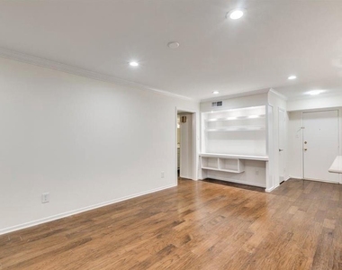 357 N Post Oak Lane - Photo Thumbnail 4