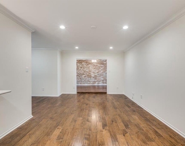 357 N Post Oak Lane - Photo Thumbnail 8