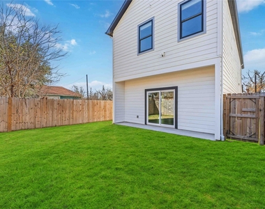 2213 Lee Street - Photo Thumbnail 4