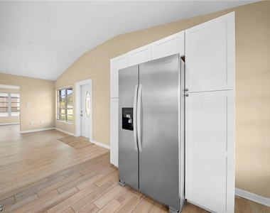 275 Lakeview Drive - Photo Thumbnail 9