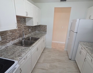 36 Pinewood Boulevard - Photo Thumbnail 16